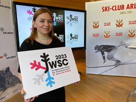 Die stolze Gewinnerin des Designwettbewerbs Lea Schattleitner (Schülerin im Medienkolleg der Ferrarischule Innsbruck).