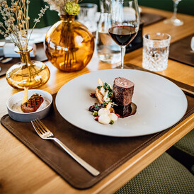 Öffnungszeiten der Betriebe Rindsfilet mit Beilagen, schön garniert