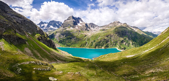 Erfrischendes Nass, strahlendes Blau Erfrischendes Nass, strahlendes Blau