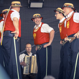 St. Antoner Dorffest Männer in traditioneller Tracht tanzen bei Dorffest.